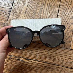 Glossy Black Cat-Eye Sunglasses with Dark Lenses Blenders NWT